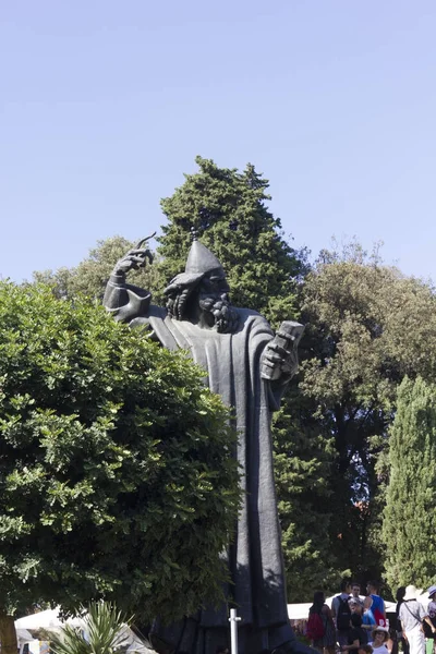 Split Croacia Agosto 2017 Estatua Gigante Gregorio Sobre Estatua Nin —  Fotos de Stock