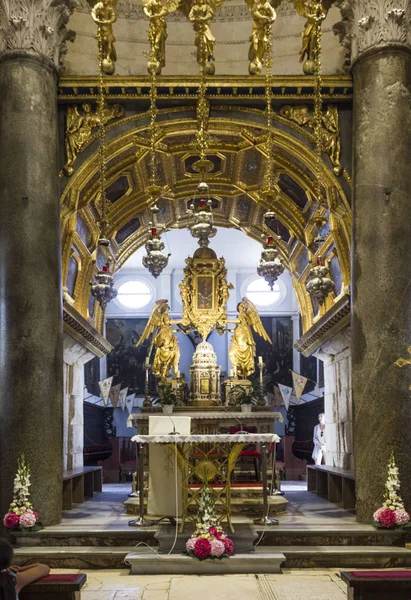克罗地亚 2017年8月11日 Domnius 大教堂的内部在分裂 与它的金黄祭坛 — 图库照片