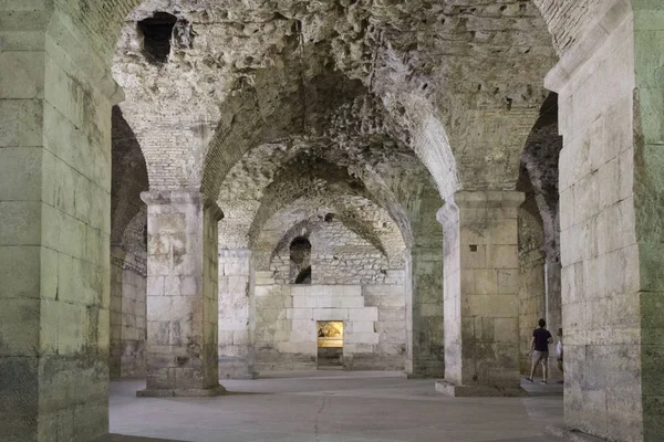 Split, Hırvatistan - 11 Ağustos 2017: Antik duvarlar Diocletian Sarayı Split, etrafta kimse yok