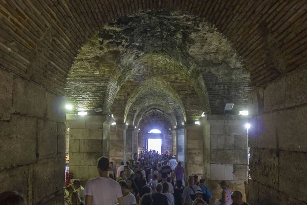 Split Croazia Agosto 2017 Sotterraneo Palazzo Diocleziano Spalato Con Gente — Foto Stock