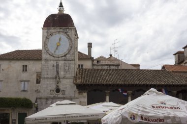 Trogir, Hırvatistan - 12 Ağustos 2017: Trogir nakledildiler kilise ve çan kulesi