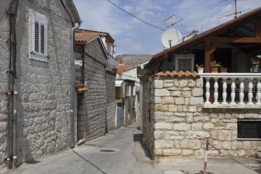 Trogir, Hırvatistan - 12 Ağustos 2017: Geleneksel eski evler Trogir şehir merkezinde, Hırvatistan.