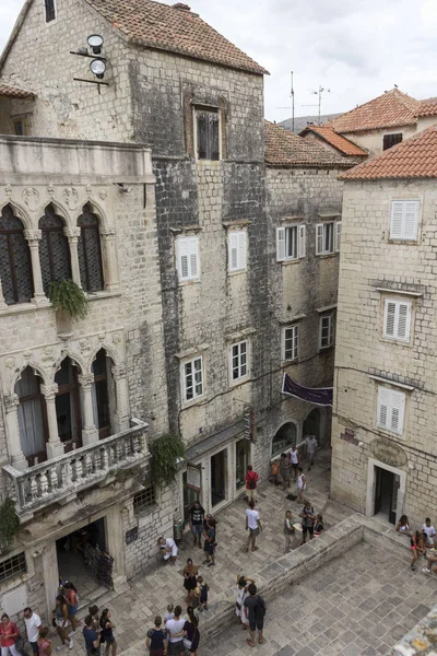 Trogir Croacia Agosto 2017 Mirando Hacia Antigua Plaza Ciudad Trogir — Foto de Stock