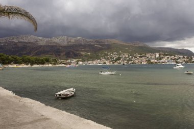 Stobrec, Hırvatistan - 12 Ağustos 2017: Kötü wheater günü Hırvatistan'Stobrec şehrin sahil şeridi üzerinde