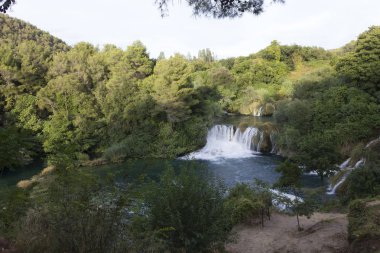 Sibenik, Hırvatistan - 12 Ağustos 2017: Krka şelaleler trhough Hırvatistan doğal Park Krka doğası görünümünü Amazing