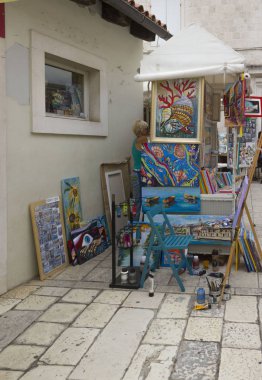 Trogir, Hırvatistan - 12 Ağustos 2017: Eski şehir, Trogir Hırvatistan, el yapımı boya ile sanatsal ahır