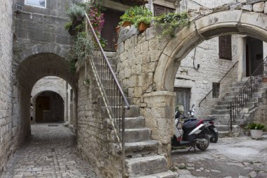 Trogir, Hırvatistan - 12 Ağustos 2017: Hırvatistan Trogir Venedik şehir dar sokakta