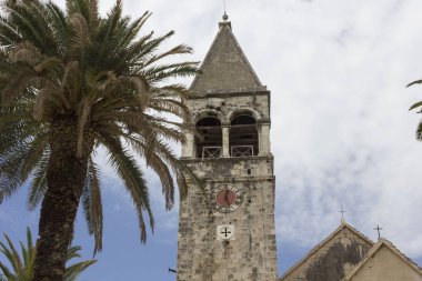 Trogir, Hırvatistan - 12 Ağustos 2017: Çan kulesi St.Dominik tarihi bir rahibe manastırı Trogir, Hırvatistan