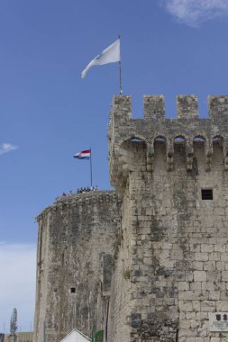 Trogir, Hırvatistan - 12 Ağustos 2017: Trogir Şehri Hırvatistan eski kule Kamerlengo kale mimari görünümünü
