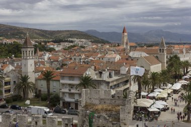 Trogir, Hırvatistan - 12 Ağustos 2017: Üst ok Kamerlengo kale trogir eski şehir, Hırvatistan Venedik Mimarlık görünümünden