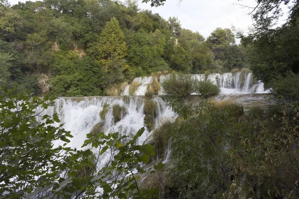 Sibenik Kroatia Elokuu 2017 Krkan Kansallispuisto Kroatiassa Luonnonkauniine Vesiputouksineen — kuvapankkivalokuva