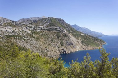 Dalmaçya, Hırvatistan - 13 Ağustos 2017: Cliff ve dağlar, deniz kenarında sokaklarında Dalmaçya sahil şeridine