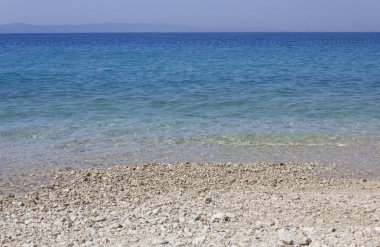 Tucepi, Hırvatistan - 13 Ağustos 2017: Stobrec beach beyaz çakıl ve kristal beach