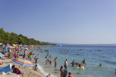 Baska Voda - Hırvatistan - 15 Ağustos 2017: İnsan kalabalığı od Vaska Boda Beach'te yaz sezonu