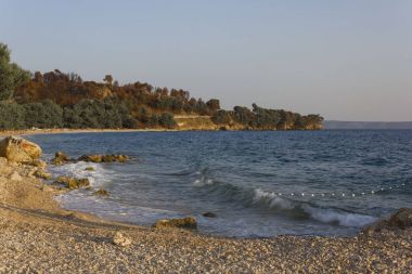 Tucepi, Hırvatistan - 15 Ağustos 2017: Gün batımı ışıkta Tucepi kıyı şeridi