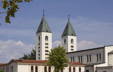 Medjugorje - Bosna Hersek - 16 Ağustos 2017: Aziz katedral çan kulelerinin Medjugorje kasabasındaki içinde mimari özelliği