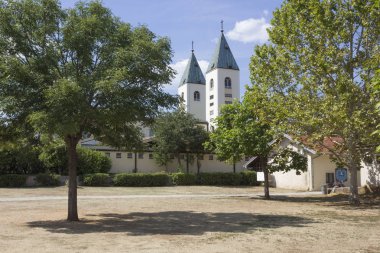Medjugorje kasabasındaki - Bosna Hersek - 16 Ağustos 2017: Bahçe medjugorjein Bosna Hersek, bell ile kutsal sitesi arkasındaki arka planda kuleleri.