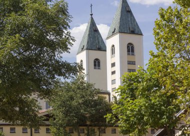Medjugorje kasabasındaki - Bosna Hersek - 16 Ağustos 2017: Saint James belfries Medjugorje, yaz sezonunda doğa ile çevrili içinde