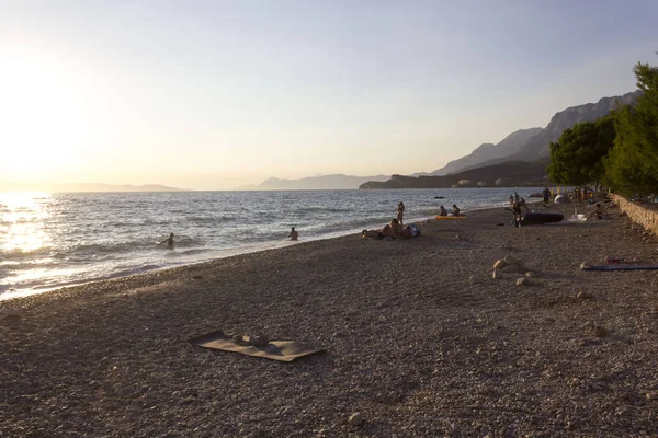 Tucepi Croácia Agosto 2017 Praia Tucepi Pôr Sol Croácia Com — Fotografia de Stock