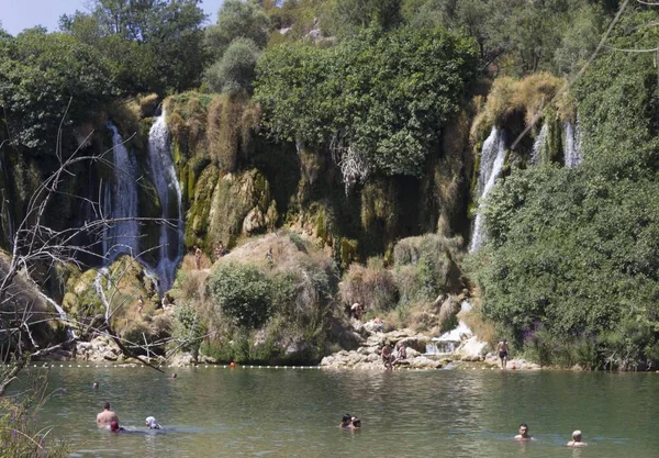 Studenci Bósnia Herzegovina Agosto 2017 Poucas Pessoas Tomam Banho Piscina — Fotografia de Stock