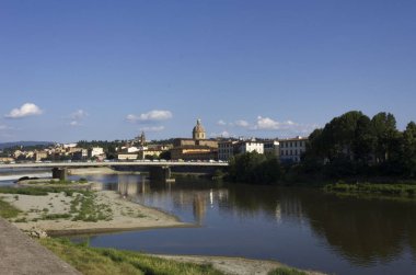 Florence, 30 Haziran 2013: Floransa cityscape ön planda Amerigo Vespucci Köprüsü ile yaz sezonu, gün anda