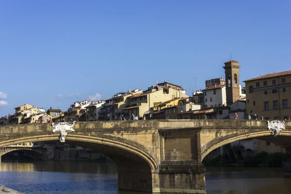 フィレンツェ イタリア 2013 三位フィレンツェ Spaning アルノ川の橋の一日を争う — ストック写真