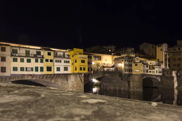 Florence Italia Kesäkuu 2013 Historiallinen Silta Yöllä Firenzessä Italiassa — kuvapankkivalokuva