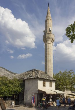 Mostar, Bosna Hersek - 17 Ağustos 2017: Antik Bina ve Mostar, minare ile küçük bir dükkan