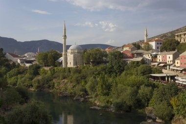 Mostar, Bosna Hersek - 16 Ağustos 2017: genel bakış Mostar şehir Koski Camii ve Neretva Nehri