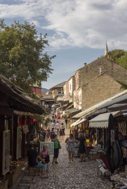 Mostar, Bosna Hersek - 16 Ağustos 2017: Mostar Şehir Merkezi, Bosna küçük sokakta yürüyen insanlar