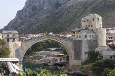 Mostar, Bosna Hersek - 17 Ağustos 2017: kalabalık insan yaz sezonu, ünlü Mostar Köprüsü Dağı içinde belgili tanımlık geçmiş