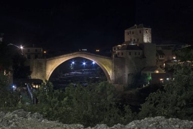 Mostar, Bosna Hersek - 16 Ağustos 2017: Gece görünümü ünlü Mostar Köprüsü