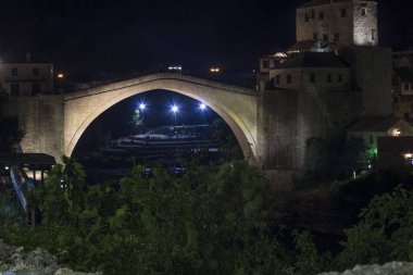 Mostar, Bosna Hersek - 16 Ağustos 2017: Gece görünümü ünlü Mostar Köprüsü