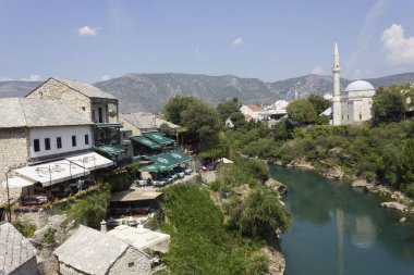 Mostar, Bosna Hersek - 17 Ağustos 2017: onun ünlü eski köprü gibi mostar şehir