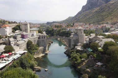 Mostar, Bosna Hersek - 17 Ağustos 2017: Mostar şehir ve güneşli bir yaz sezonu ünlü onun Bridge'de Üstten Görünüm