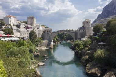 Mostar, Bosna Hersek - 17 Ağustos 2017: Mostar tarihi köprü ve şehir cityscape güneşli bir günde yaz sezonu