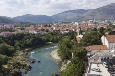Mostar, Bosna Hersek - 17 Ağustos 2017: dağlar ve bu geçiş Neretva Nehri tarafından çevrelenmiş genel bakış Mostar şehir,