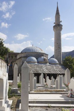 Nesuh Aga Vucjakovic Camii, rurrounded tarafından savaş sırasında öldürülen insanların mezar mimari görünümünü Mostar, Bosna Hersek - 17 Ağustos 2017:
