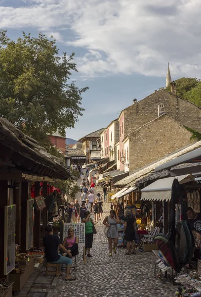Mostar Bosnien Und Herzegowina August 2017 Menschen Spazieren Der Kleinen — Stockfoto