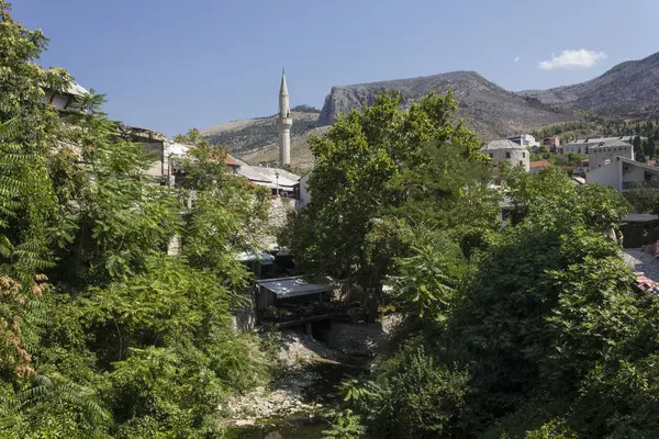 Mostar Mostar Bosna Hercegovina Srpna 2017 Letní Sezóně Zelenými Stromy — Stock fotografie