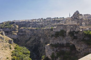 Matera, İtalya - 25 Ağustos 2017: Matera manzara, rockyravine ve St.Peter caveoso kilise ile