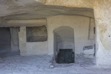 Matera, İtalya - 26 Ağustos 2017: Bir eski ev-mağarada Matera tarihi kent içinin