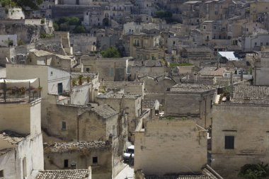 Matera, İtalya - 25 Ağustos 2017: Matera antik rupestrian evleri şehir merkezinde