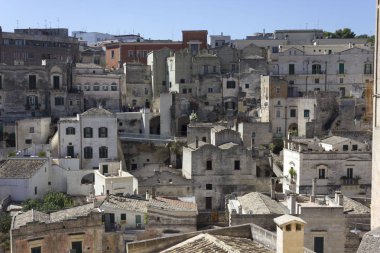 Matera, İtalya - 25 Ağustos 2017: Matera antik rupestrian evleri şehir merkezinde