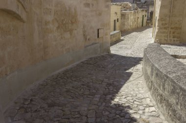 Matera. İtalya - 24 Ağustos 2017: Eski çakıl sokak'Matera tarihi Sassi bölgesindeki