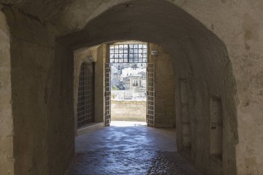 Matera, İtalya - 24 Ağustos 2017: Görünüm Matera tarihi Palombaro pes etti Sarnıcı iç üzerinden