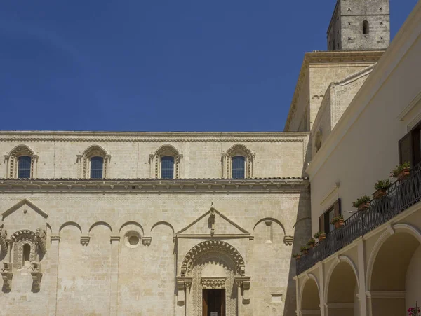 意大利的马泰拉 2017年8月24日 拉尔塔大教堂及其钟楼侧面立面的建筑特点 — 图库照片