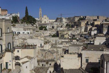 Matera, İtalya - 24 Ağustos 2017: Gün tarihi Sassi bölge Matera ile katedral içinde belgili tanımlık geçmiş görünümünü