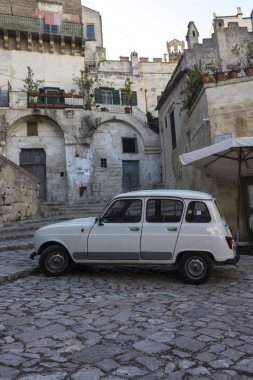 Matera, İtalya-24 Ağustos 2017: Vintage araba Matera şehir merkezinde, İtalya