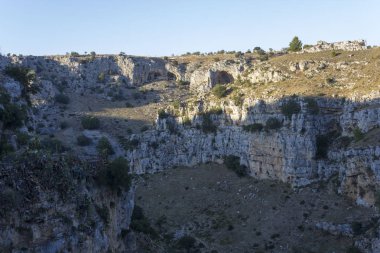 Matera, İtalya - 24 Ağustos 2017: Matera İtalya çevreleyen dağ geçidi manzara